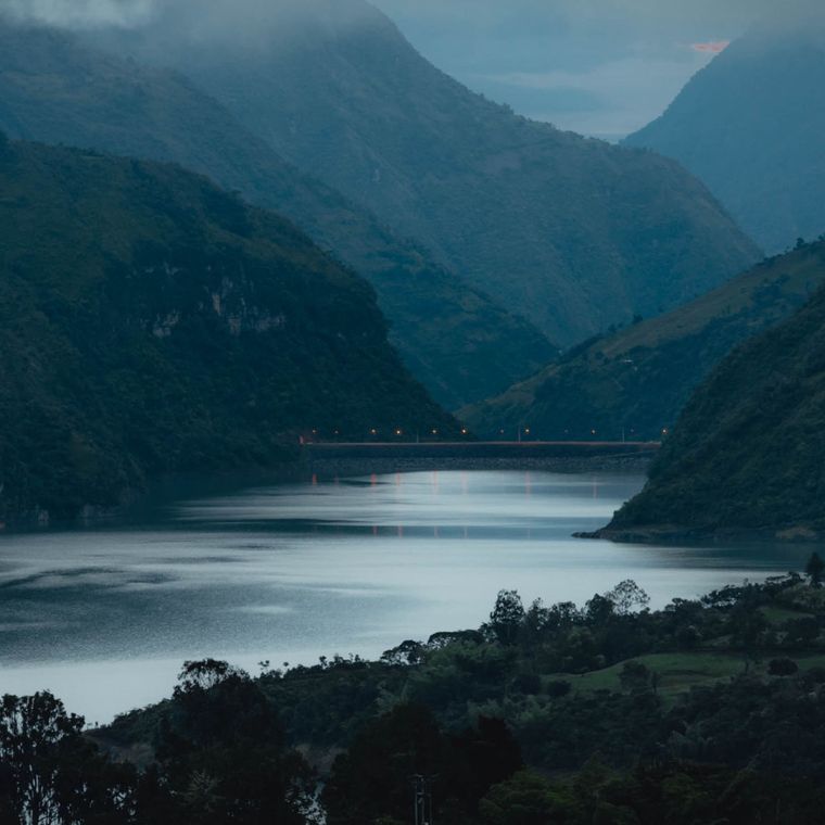 The lake between the ridges